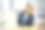 办公室里的炎热天气：男子汗流浃背图片下载