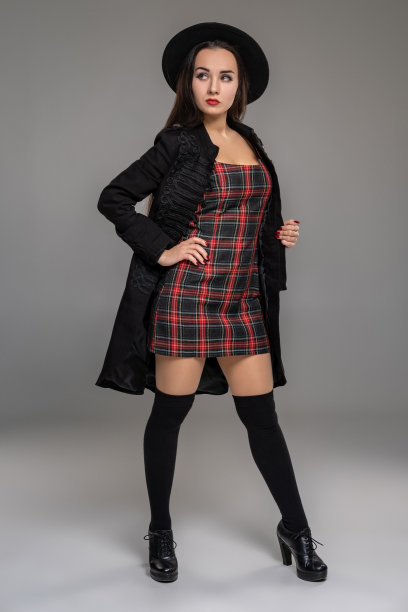 一个职业模特在工作室摆姿势的全身肖像图片下载