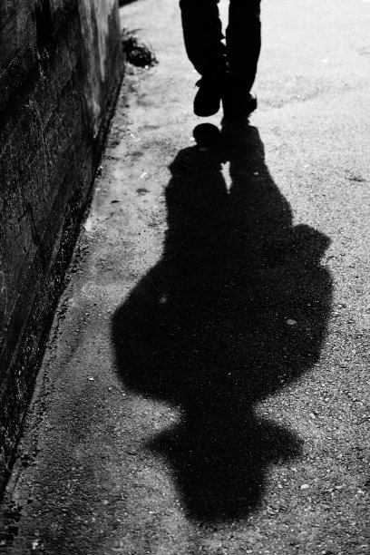 戴着帽子的人的影子图片下载