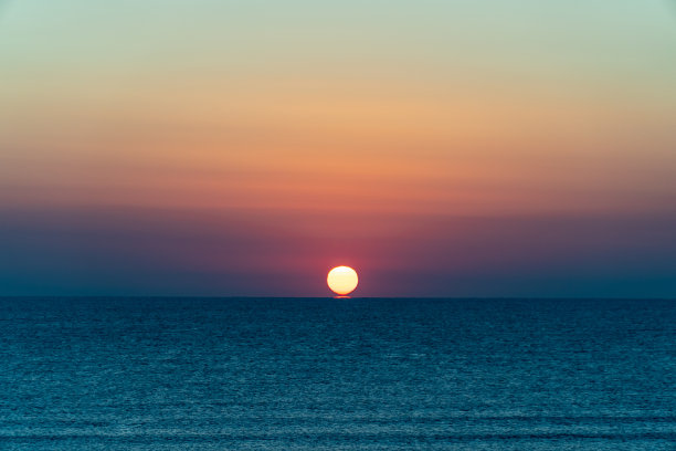 太阳从地平线升起图片下载
