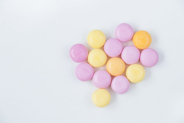 甜美多彩的糖果，白色的背景上的糖果图片下载