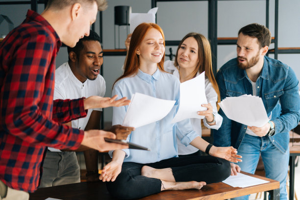 侧视图冷静的商业女性在会议中冥想，避免压力惹恼愤怒的同事。图片下载