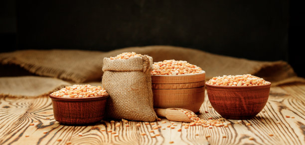 豌豆燕麦在碗和袋子上的木制背景。高质量的照片图片下载