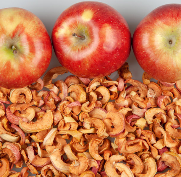 新鲜的红苹果放在干苹果片上图片下载