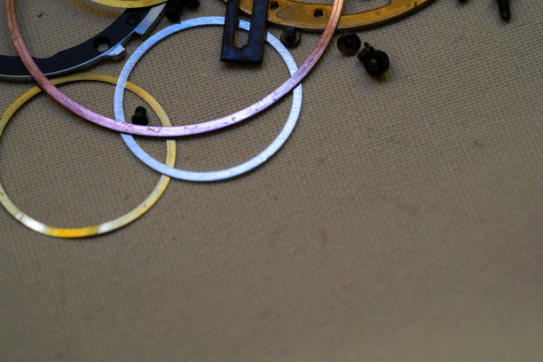 背景与不同尺寸的螺栓，螺钉和螺母在中性表面图片下载