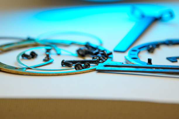 背景与不同尺寸的螺栓，螺钉和螺母在中性表面图片下载