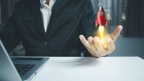 男性手握火箭图标，起飞。图片下载