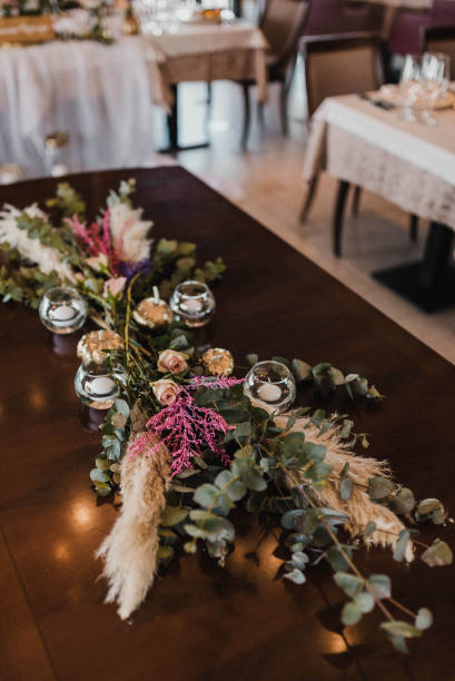 桌子设置为一个活动聚会或婚礼接待库存照片图片下载