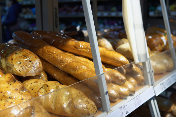 超市货架上的新鲜法棍。图片下载