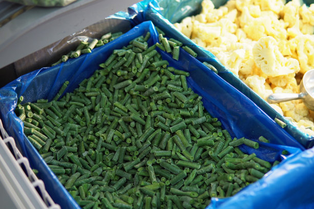 在超市的冰箱里冷冻菜豆。图片下载