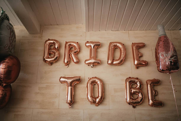 快乐的新娘和伴娘们在家里聚会。团队的新娘。新娘。图片下载