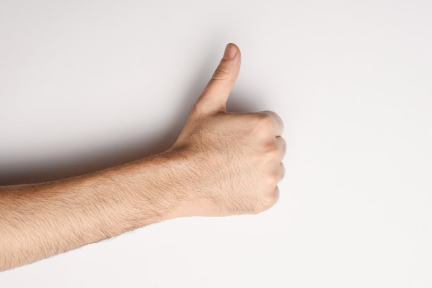 在白色背景上竖起大拇指图片下载