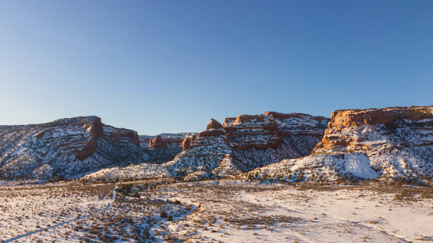 鸟瞰图科罗拉多国家纪念碑中冬季干旱沙漠气候照片系列图片下载