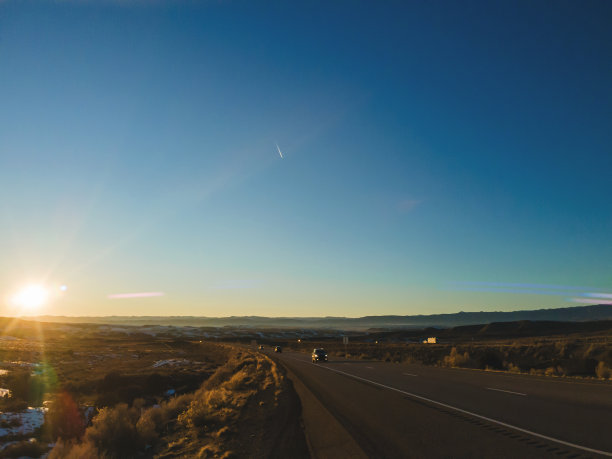 戏剧性的日落货物运输长途运输半挂车和汽车在一个农村西部美国州际公路航空摄影系列图片下载