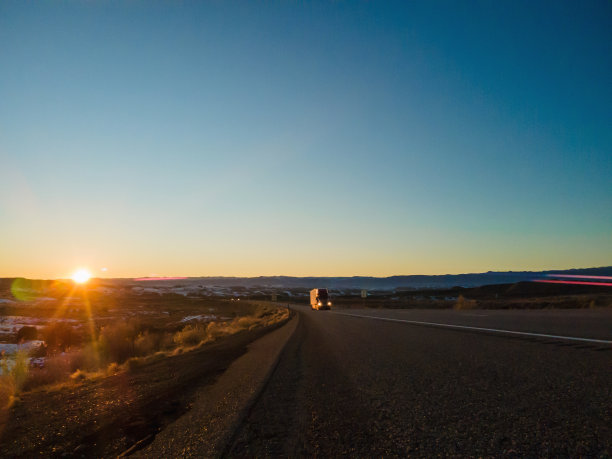 戏剧性的日落货物运输长途运输半挂车和汽车在一个农村西部美国州际公路航空摄影系列图片下载