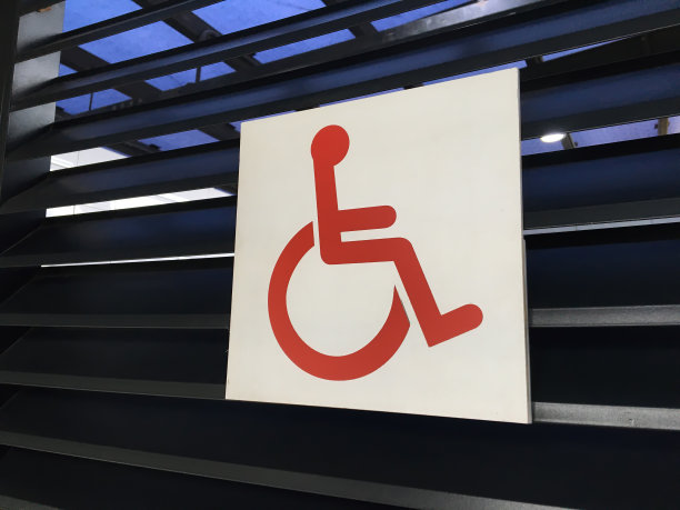 城市公园厕所的残疾人标志图片下载