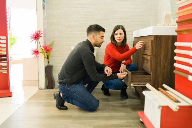 家具店的漂亮情侣图片下载