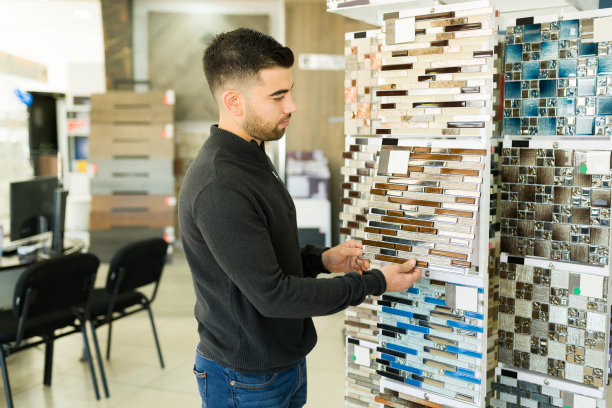 顾客选择新的厨房瓷砖图片下载