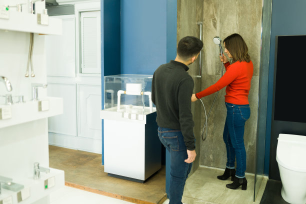 客户正在尝试一个新的淋浴喷头图片下载