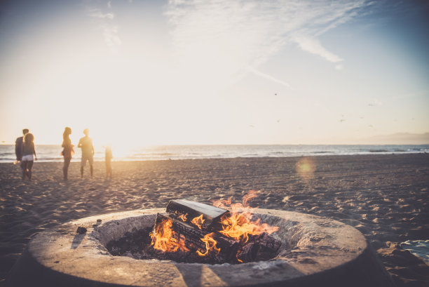 朋友们在海滩上聚会图片下载