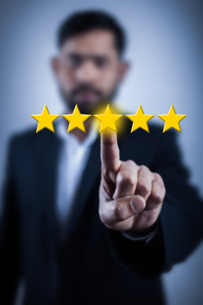 男人指指点点反馈评级星号图片下载