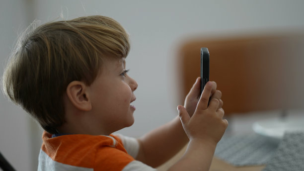 孩子拿着智能手机拍照图片下载