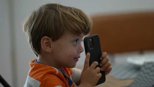 孩子拿着智能手机拍照图片下载