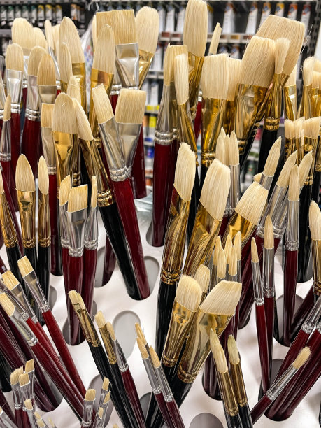 水彩，油画，水粉，丙烯画笔。阳光下的扁平鬃毛。特写镜头画笔。浅景深。背景广告。图片下载