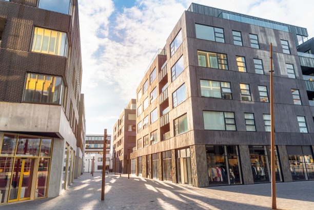 夕阳西下，一条废弃的步行街两旁矗立着现代建筑和商店图片下载