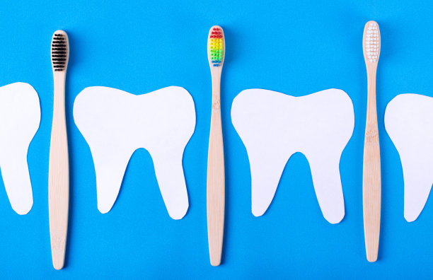 蓝色的纸牙和竹子牙刷。平躺图片下载