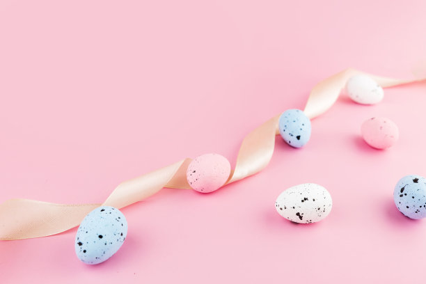 彩色复活节鹌鹑蛋在粉红色粉彩的背景与复制空间。最小的复活节的概念。春天的作文。复活节贺卡快乐。平的。图片下载