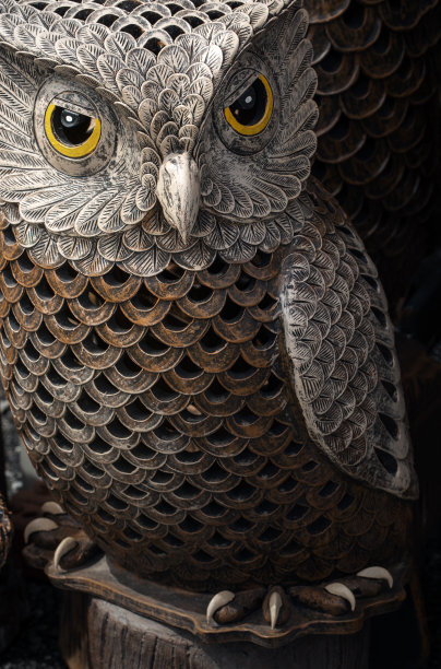 陶土猫头鹰装饰花园。图片下载