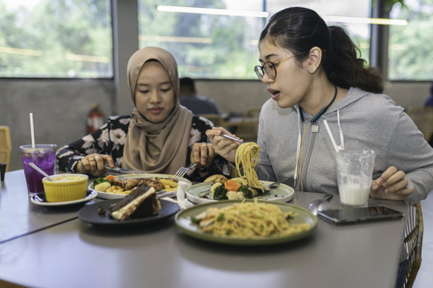 一群亚洲女士一起在当地的一家餐馆吃午餐图片下载