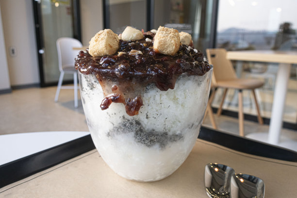 韩国传统甜品:一碗加冰的红豆。图片下载