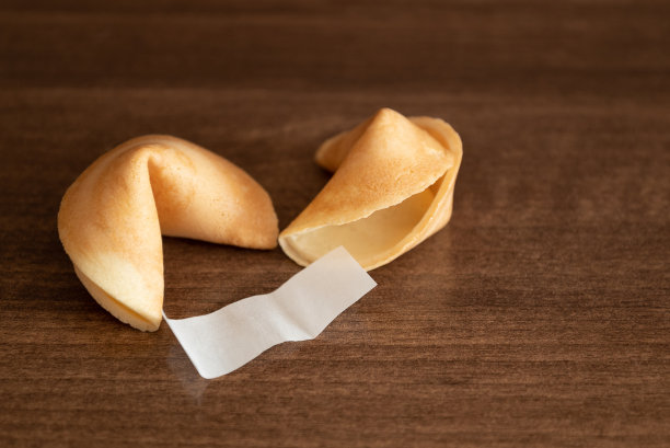 在桌子上放两个签有空白纸条的幸运饼干图片下载