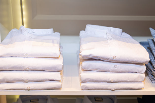 架子上一堆浅蓝色的衬衫图片下载