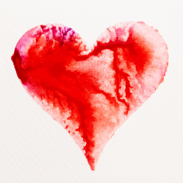 水彩画上粉红色的心，在白色的水彩纸上。图片下载