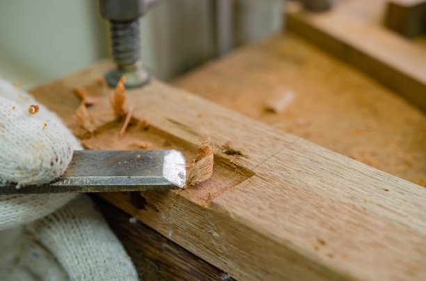 在他的工作室里做木工爱好的年轻人，软焦点。图片下载