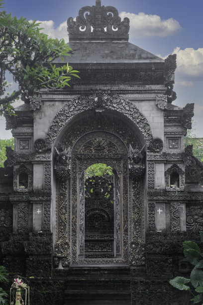 带有雕花门的巴厘岛家庭入口图片下载