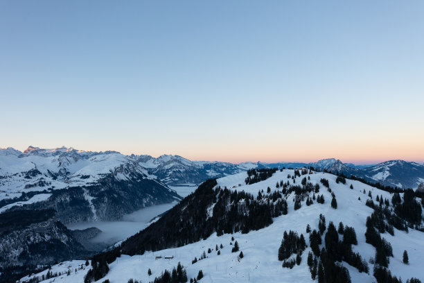 令人惊叹的日出，红色的天空和美丽的风景在瑞士的奇妙地区称为Mythenregion。美丽的山脉叫做Mythen，背景是史诗般的雾海。无人机拍摄的精彩照片。图片下载