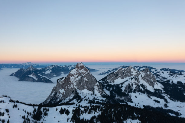 令人惊叹的日出，红色的天空和美丽的风景在瑞士的奇妙地区称为Mythenregion。美丽的山脉叫做Mythen，背景是史诗般的雾海。无人机拍摄的精彩照片。图片下载