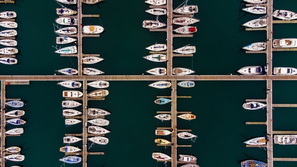 船只在阴天停靠在码头图片下载