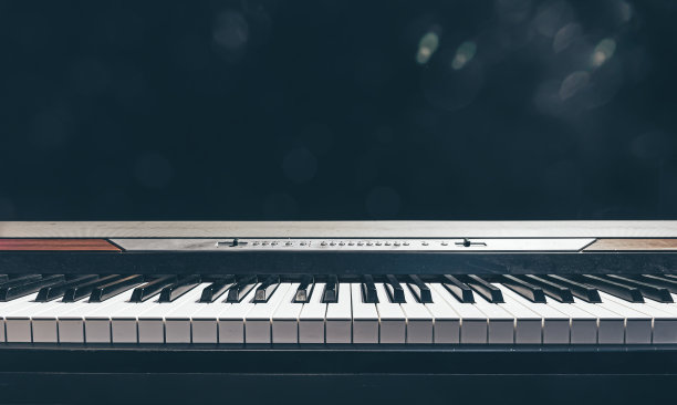 钢琴琴键孤立在黑暗中，拷贝空间。图片下载