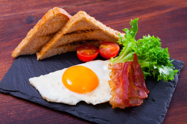 煎蛋加熏肉、面包和蔬菜图片下载
