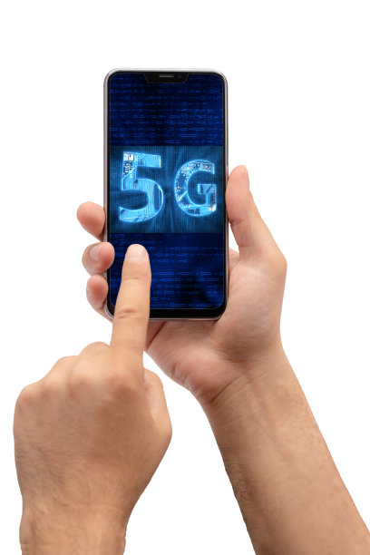 男子在智能手机屏幕上触摸5G图片下载