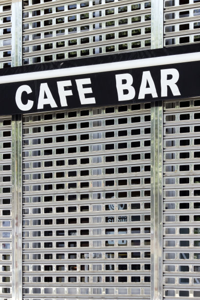 带有咖啡厅酒吧商业标志的遮阳篷。紧闭的门。图片下载