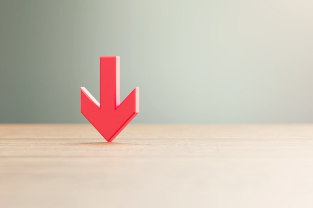 红色箭头位于散焦背景前图片下载