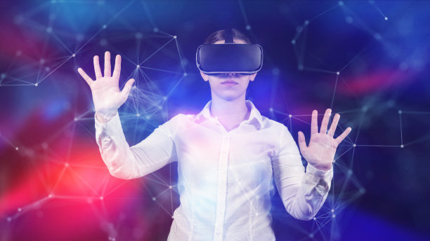 身穿白色t恤，戴着vr眼镜的年轻女子站在黑暗的背景下，眼前是网络全息图和数据流。制作调色图像和二次曝光。图片下载