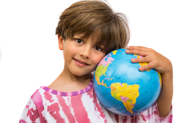 拥抱地球的孩子。教育。地球。图片下载