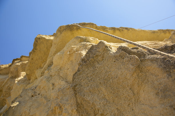 View on绳索安全系统附在悬崖上的岩石上图片下载